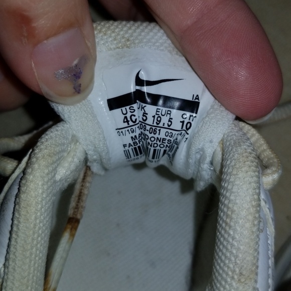 TODDLER NIKE TENNIS SHOES SIZE 4 - Picture 3 of 4